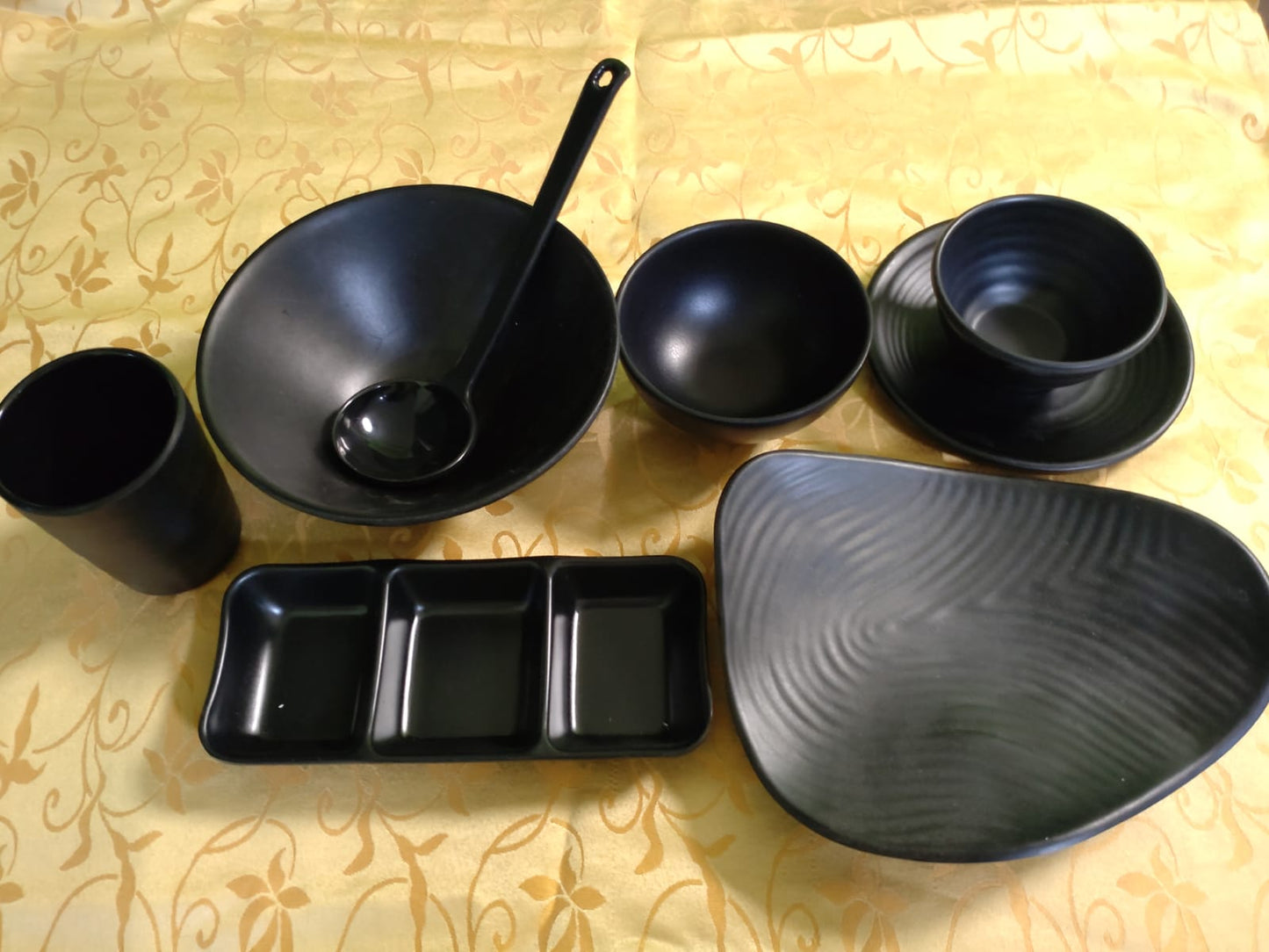 Set of 8 pieces of Plate and Bowl